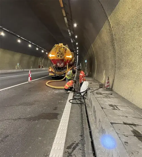 咸宁隧道排水渠清淤